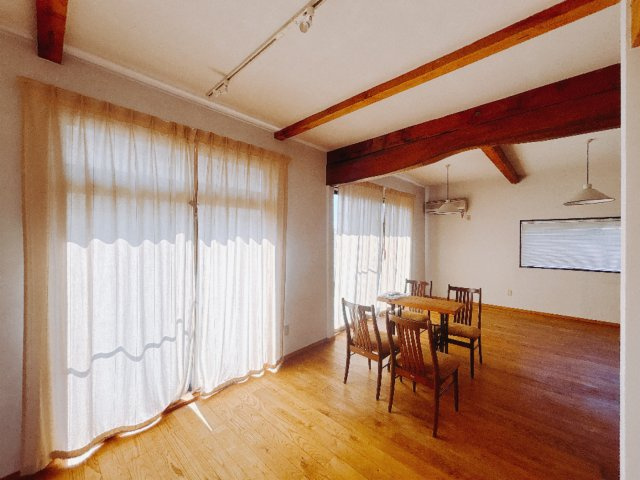 【中古戸建】伊勢崎市茂呂町2丁目の居間・リビング|リビング｜窓から射し込む陽射しが縦横に広がり、あたたかな空間を形作ります♪木目のきれいなフローリングとシンプルな壁紙は、一日中家に居ても飽きることなく過ごすことができる素敵な空間です♪