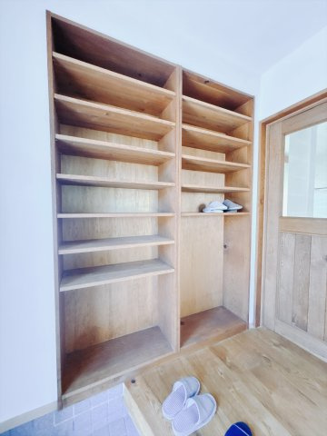 【中古戸建】伊勢崎市茂呂町2丁目の玄関|玄関｜毎日の「いってらっしゃい」や「お帰りなさい」を大切なご家族と過ごす玄関は〈使いやすさ〉を追求しております。玄関横の物入は急な来客時でもさっとお片付けできるスペースを確保しています。