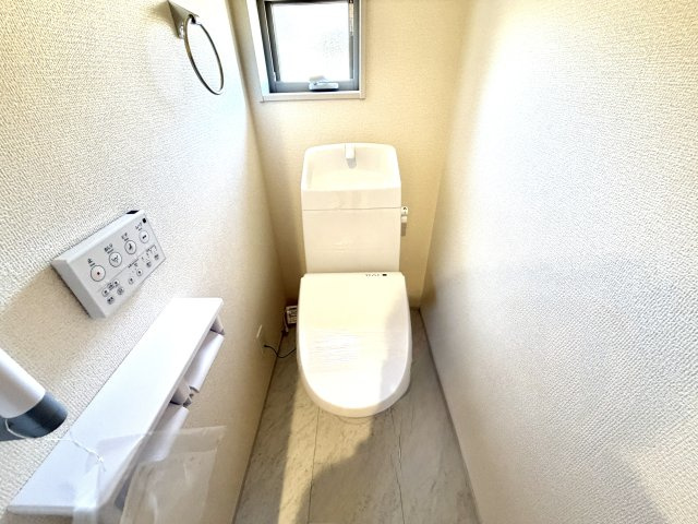 越谷市宮本町２期１号棟リーブルガーデン新築戸建のトイレ|汚れを弾く表面加工が施された最新トイレ。水アカや汚れが固着しにくくキレイが長持ちします。