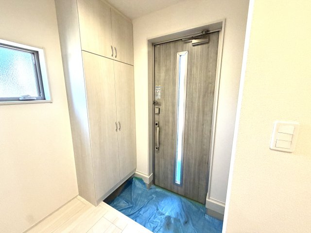 越谷市宮本町２期１号棟リーブルガーデン新築戸建の玄関|上品で清潔感のある玄関スペース。ご家族やゲストを温かく迎え入れます。