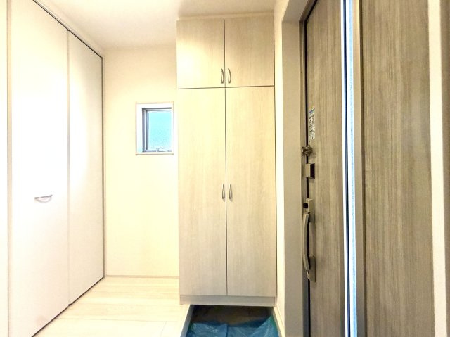 越谷市宮本町２期１号棟リーブルガーデン新築戸建の玄関|扉裏にスリッパラックや小物入れを備えた賢い収納。必要なものをサッと取り出せて便利です。