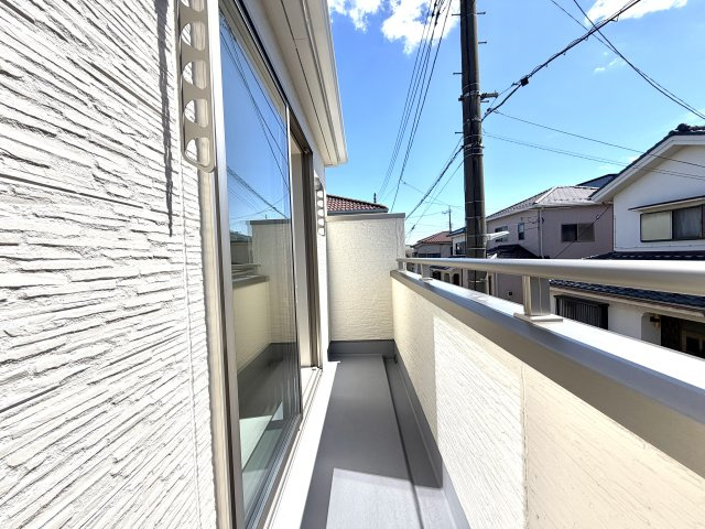 越谷市宮本町２期１号棟リーブルガーデン新築戸建のバルコニー|陽当たり抜群のバルコニー。朝から心地よい太陽の光がたっぷりと注ぎ込みます。