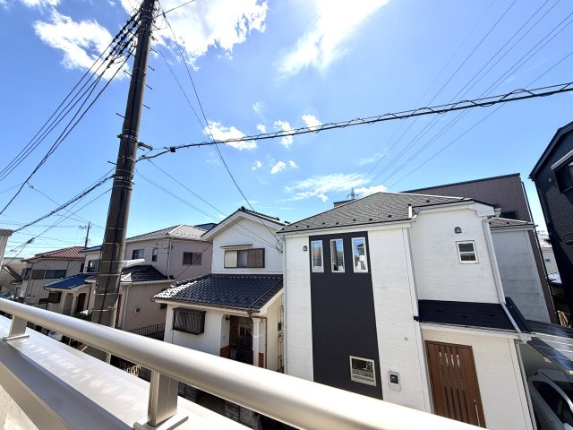 越谷市宮本町２期１号棟リーブルガーデン新築戸建の展望|抜け感のある景色が魅力的なロケーション。室内からの視線も遠くまで通り開放的です。