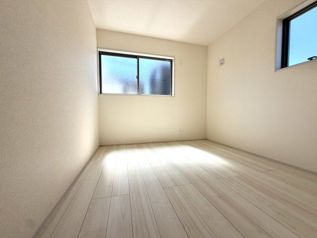 越谷市宮本町２期１号棟リーブルガーデン新築戸建の洋室|木目の温もりが感じられるフローリング仕様。素足でも心地よく過ごせる快適な居室空間です。