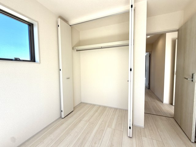 越谷市宮本町２期１号棟リーブルガーデン新築戸建の収納|複数枚の服を掛けても歪みにくい頑丈なハンガーパイプを採用。重たい冬物コートの保管も安心です。