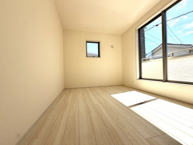 越谷市宮本町２期１号棟リーブルガーデン新築戸建の洋室|統一感のあるナチュラルな内装デザイン。年齢や好みを問わず、長く心地よく使えるお部屋です。