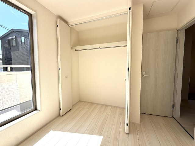 越谷市宮本町２期１号棟リーブルガーデン新築戸建の収納|扉が邪魔にならない折れ戸タイプのクローゼット。中の荷物が一目で見渡せて出し入れがスムーズです。