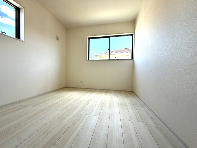 越谷市宮本町２期１号棟リーブルガーデン新築戸建の洋室|主寝室としてゆったり使える十分な広さを確保。大型のベッドを置いても圧迫感なく寛げる空間です。