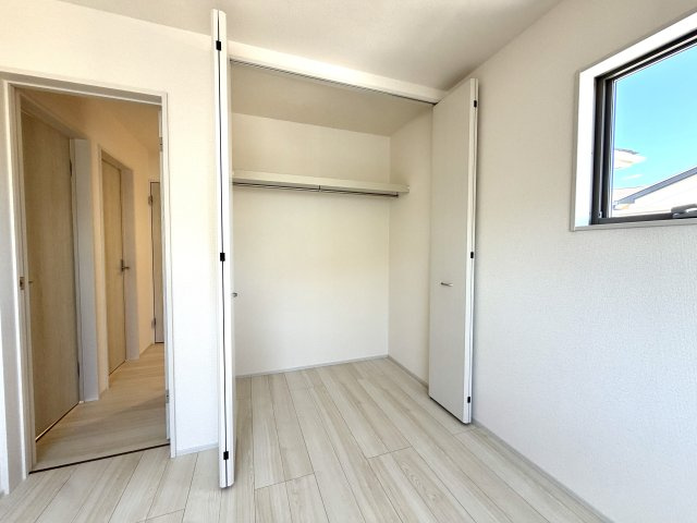 越谷市宮本町２期１号棟リーブルガーデン新築戸建の収納|服をたくさん掛けられるクローゼット付き。お部屋のスペースを有効活用できます。