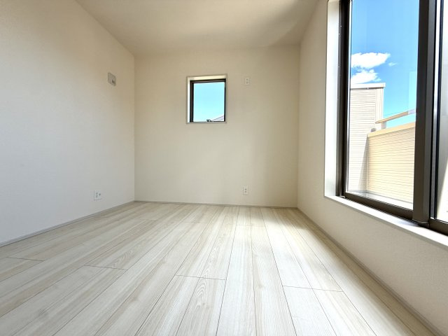 越谷市宮本町２期１号棟リーブルガーデン新築戸建の洋室|家具の配置がしやすいレイアウトの洋室。お好みのインテリアを楽しめる空間です。