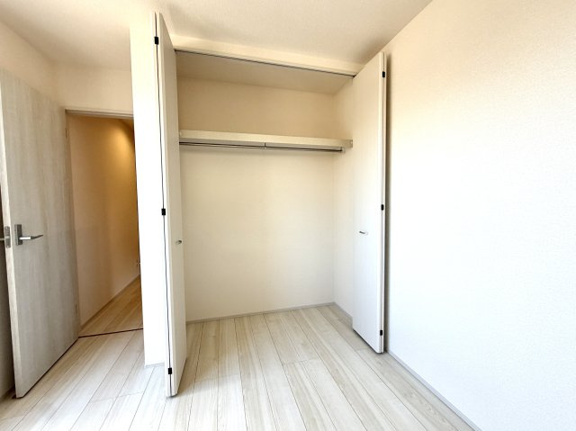 越谷市宮本町２期１号棟リーブルガーデン新築戸建の収納|服をかけたまままとめて保管できるハンガーパイプ付き。毎日のコーディネートや服選びもスムーズです。