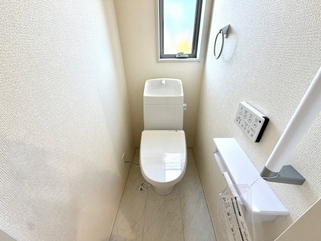 越谷市宮本町２期１号棟リーブルガーデン新築戸建のトイレ|階ごとに独立したトイレを設置。生活階に合わせた移動動線が確保され、日々の暮らしがより快適になります。