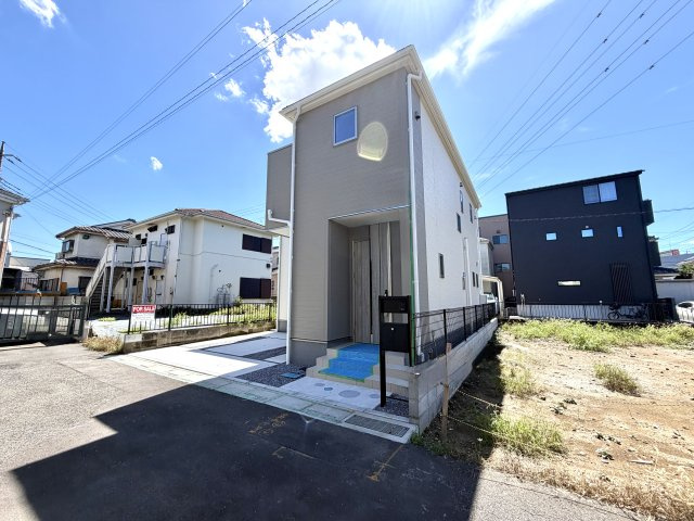 越谷市宮本町２期１号棟リーブルガーデン新築戸建の外観|白を基調とした明るく爽やかな外観デザイン。日の光を受けて建物全体がパッと明るく引き立ちます。