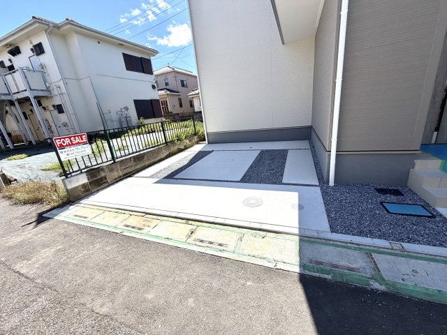 越谷市宮本町２期１号棟リーブルガーデン新築戸建の駐車場|2台駐車しても玄関へのアプローチを遮らない優れた配置設計。日々の生活動線がとてもスムーズです。