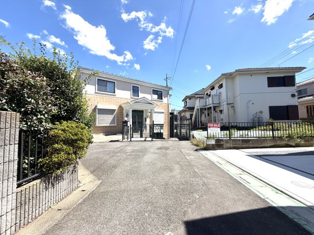 越谷市宮本町２期１号棟リーブルガーデン新築戸建の前面道路含む現地写真|車の通り抜けが少ない道路構造のため防犯面でも安心。お子様の登下校や毎日の歩行も安全な環境です。