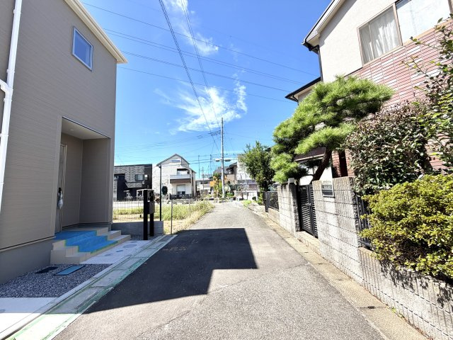 越谷市宮本町２期１号棟リーブルガーデン新築戸建の前面道路含む現地写真|前面道路の見通しが良く、車の駐車も安心して行えます。小さなお子様のいるご家庭も安心な住環境です。