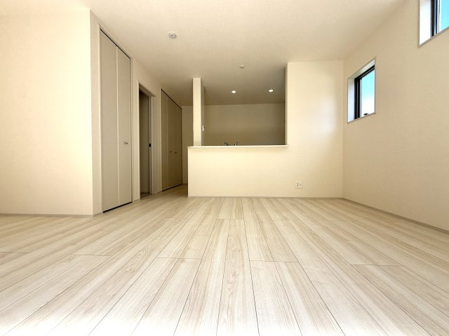 越谷市宮本町２期１号棟リーブルガーデン新築戸建の居間・リビング|ダイニングテーブルやソファーを無理なく配置できる広々リビング。寛ぎの時間をゆったり過ごせます。