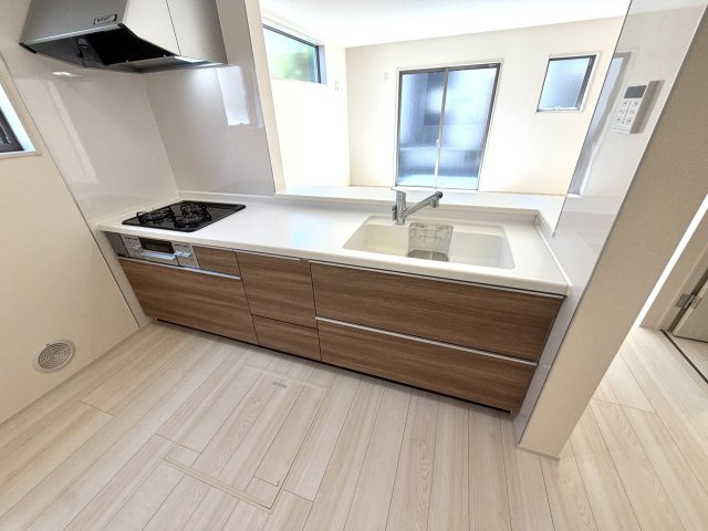 越谷市宮本町２期１号棟リーブルガーデン新築戸建のキッチン|リビング全体を見渡せる開放的なキッチン配置。小さなお子様やペットの様子を見守れて安心です。