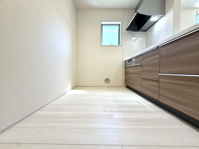 越谷市宮本町２期１号棟リーブルガーデン新築戸建のキッチン|冷蔵庫の開閉時にも圧迫感を感じさせない十分なスペースを確保。動線がスムーズで快適に動けます。