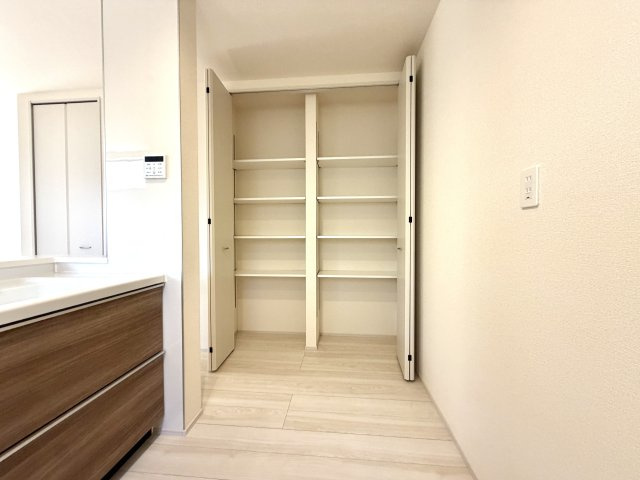 越谷市宮本町２期１号棟リーブルガーデン新築戸建の収納|整理整頓がしやすいパントリー収納。食品から小物まで一箇所にスッキリ収まります。