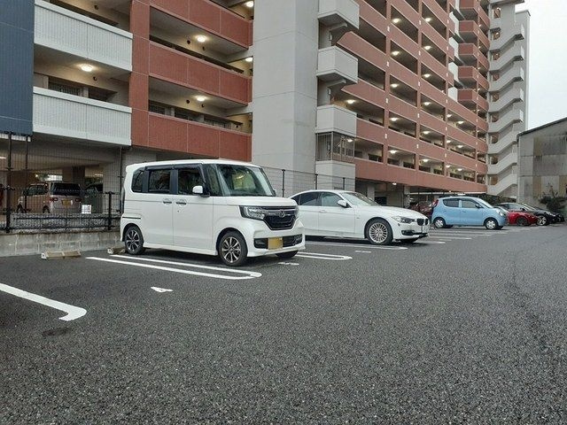 エスポワール豊の駐車場