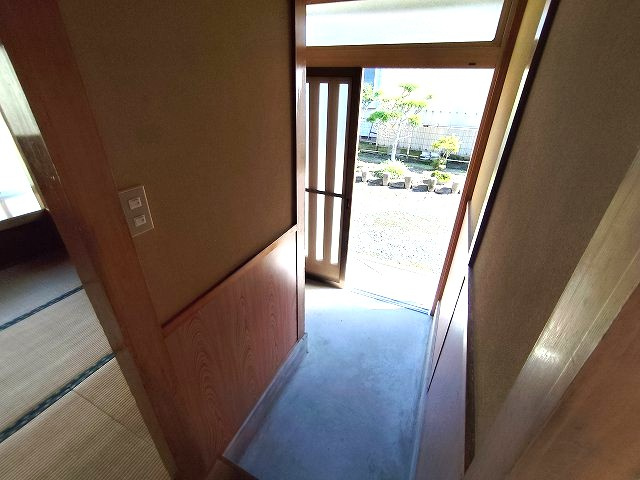 田子字鳥井貸家の玄関