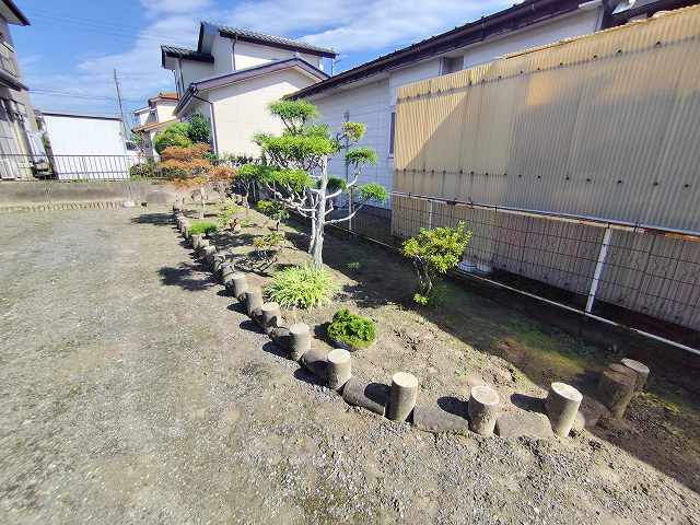 田子字鳥井貸家の庭