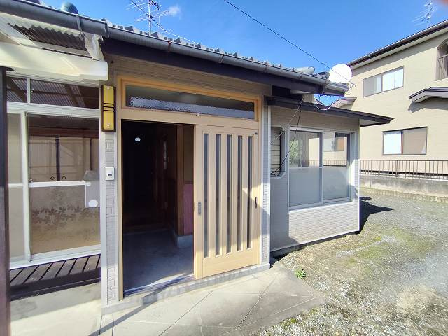 田子字鳥井貸家のエントランス