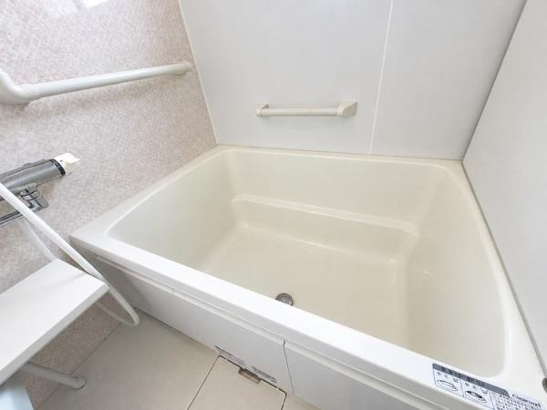 ふじが丘山手二丁目　戸建ての浴室|手すりが設置されているので入浴時の動作も安心です。角のない浴槽デザインでお掃除もしやすい仕様です。全体的に明るいトーンの内装です。浴室内のスペースも確保されています。