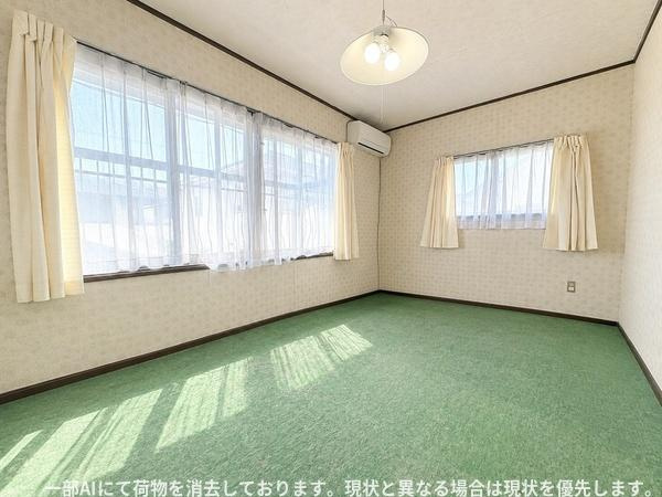 ふじが丘山手二丁目　戸建ての洋室|大きな窓から自然光がたっぷり差し込む洋室です。明るい空間が広がり開放的な印象があります。グリーンカーペットがアクセントになっており落ち着いた雰囲気です。照明も設置されているので夜間も快適に過ごせます。