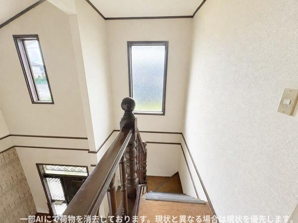 ふじが丘山手二丁目　戸建ての内装|手すりのデザインが特徴的な階段スペースです。壁や天井にすっきりとしたラインが映えます。窓からは自然光がしっかり入ります。シンプルな内装で空間がすっきりしています。