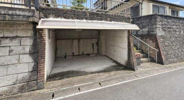 ふじが丘山手二丁目　戸建ての駐車場|道路に面した駐車場でスムーズに車の出し入れが可能です。屋根付きで雨の日も安心して利用できます。横幅にもゆとりがあり車の駐車がしやすい構造です。階段がすぐそばにあり動線がスムーズです。