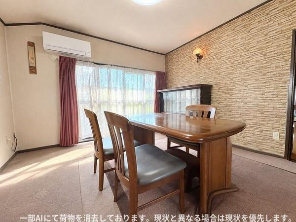 ふじが丘山手二丁目　戸建ての居間・リビング|採光の良いリビングで窓から入る自然光が空間を明るく演出します。壁面のデザインがアクセントとなっており落ち着いた雰囲気が広がります。ゆとりのある広さが魅力で家具の配置も自由に楽しめます。