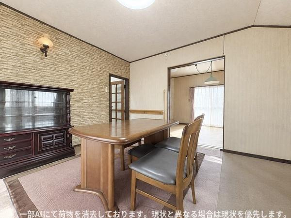 ふじが丘山手二丁目　戸建ての居間・リビング|落ち着いた色合いの壁と家具が調和したリビングです。窓からの自然な光が室内を明るく照らします。