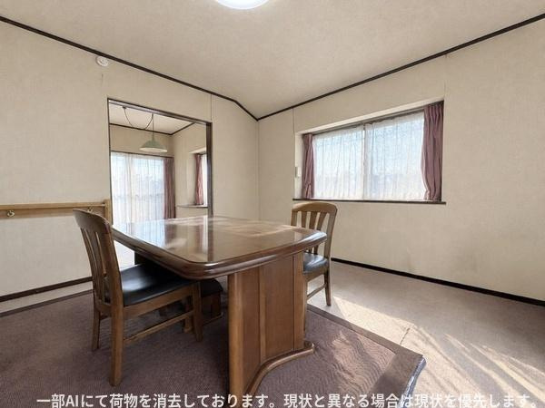 ふじが丘山手二丁目　戸建ての居間・リビング|リビングには大きな窓があり柔らかな光が差し込みます。シンプルな内装が空間をすっきりと見せています。ダイニングテーブルが配置しやすい広さです。天井が高く開放感があります。
