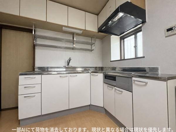ふじが丘山手二丁目　戸建てのキッチン|すっきりとした印象のキッチンです。収納スペースが豊富に設けられています。窓があり明るい雰囲気です。お手入れしやすいシンプルなデザインです。調理がしやすい広さが確保されています。