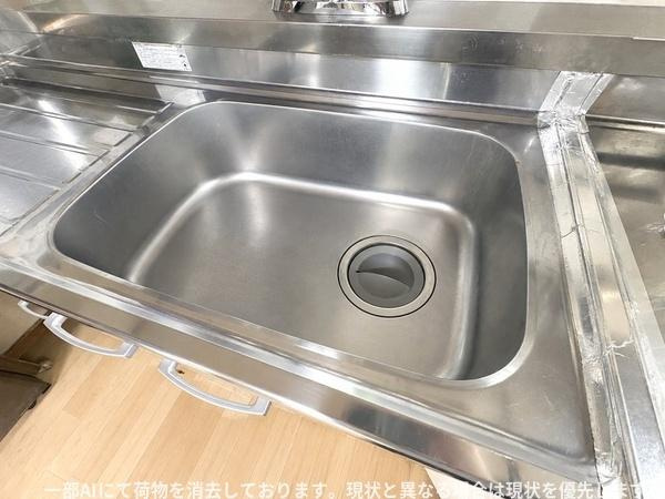 ふじが丘山手二丁目　戸建てのキッチン|シンプルで手入れのしやすいステンレス製シンクです。広めの設計で日々の作業がスムーズに行えます。作業台とのつながりもスッキリしています。シンク周りが使いやすく快適な印象です。