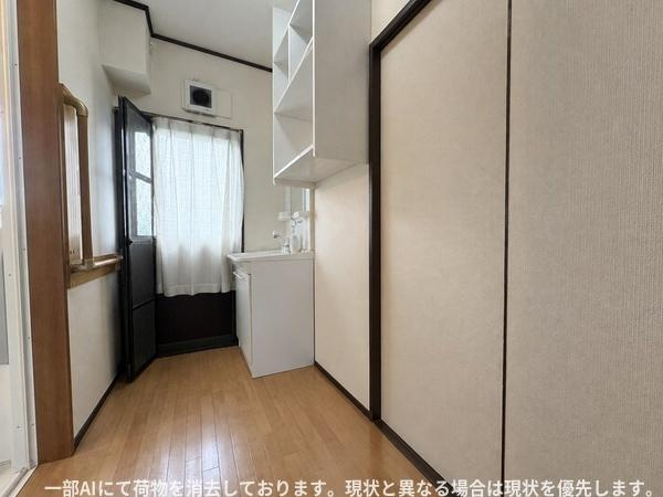 ふじが丘山手二丁目　戸建ての独立洗面台|窓付きで明るさを感じる洗面台・洗面所です。収納棚が備え付けられており日用品の整理に便利です。広々とした床スペースがありすっきりとした印象です。