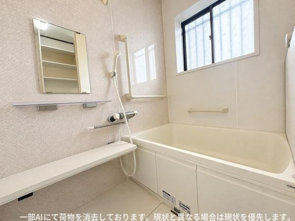 ふじが丘山手二丁目　戸建ての浴室|明るい窓から自然光が入るバスルームです。収納棚やミラーが備わっており使い勝手の良さが感じられます。手すりやシャワーホルダー付きで日常の使いやすさに配慮されています。