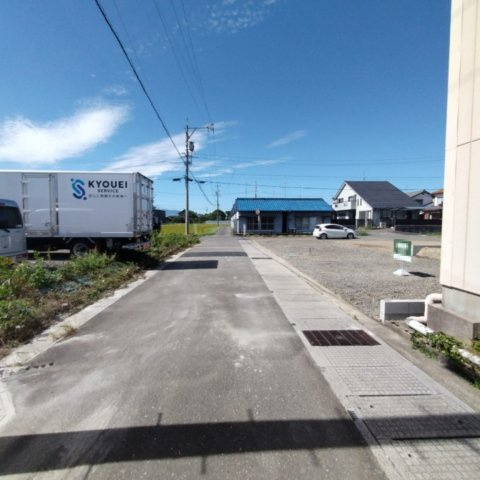 ６７４６９　羽島市竹鼻町飯柄分譲地の前面道路含む現地写真
