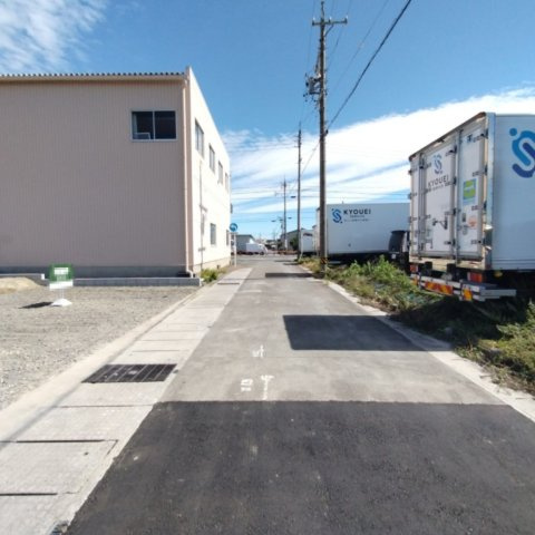 ６７４６９　羽島市竹鼻町飯柄分譲地の前面道路含む現地写真