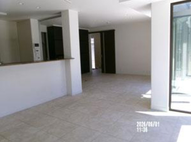 高知市昭和町の中古一戸建の居間・リビング|テラスにつながるリビングは太陽の光が差し込み、広大なお庭が見渡せます♪