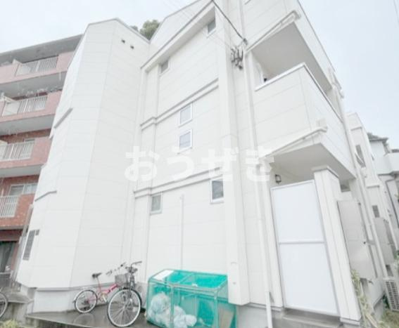 ロワール鶴見花月園前の外観