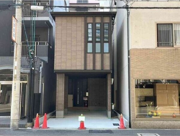 紅梅町戸建のエントランス