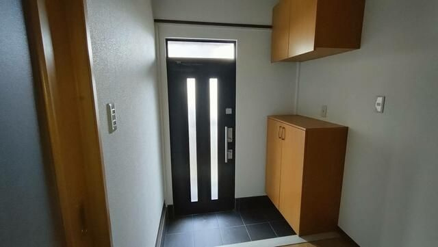高羽町3丁目貸家Aの玄関