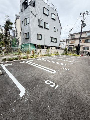 セレニテ西元町アリエの駐車場