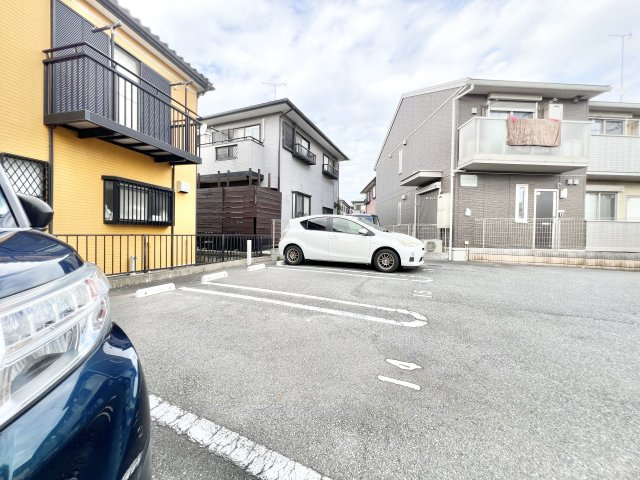 エスペランサB棟の駐車場|駐車場があるので、車を買う予定の方も安心です