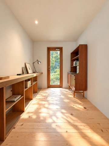 アトリエと薪ストーブのあるモデルルームのようなリノベ平屋の内装|明るい色調の室内です