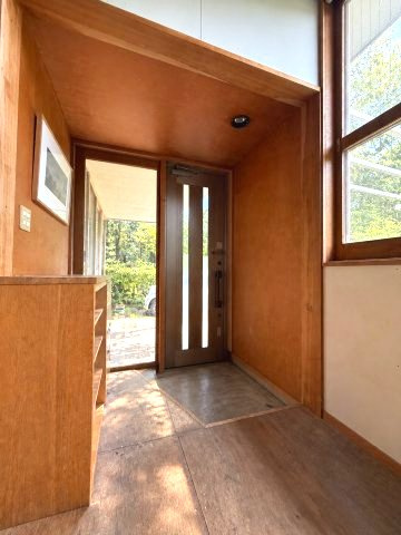 アトリエと薪ストーブのあるモデルルームのようなリノベ平屋の玄関|シンプルで使いやすい玄関です