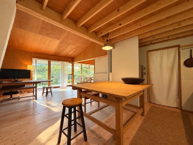アトリエと薪ストーブのあるモデルルームのようなリノベ平屋の内装|内装は落ち着いています